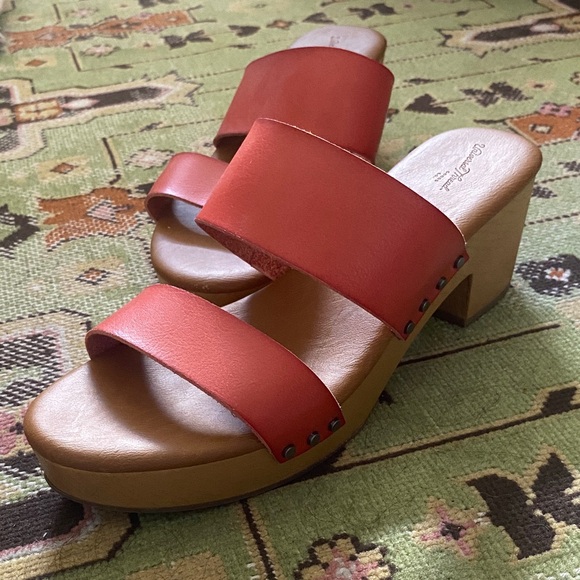 Universal Thread Shoes - Universal Thread clog sandals